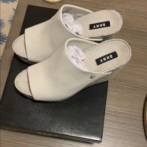 DKNY WEDGE SIZE 8